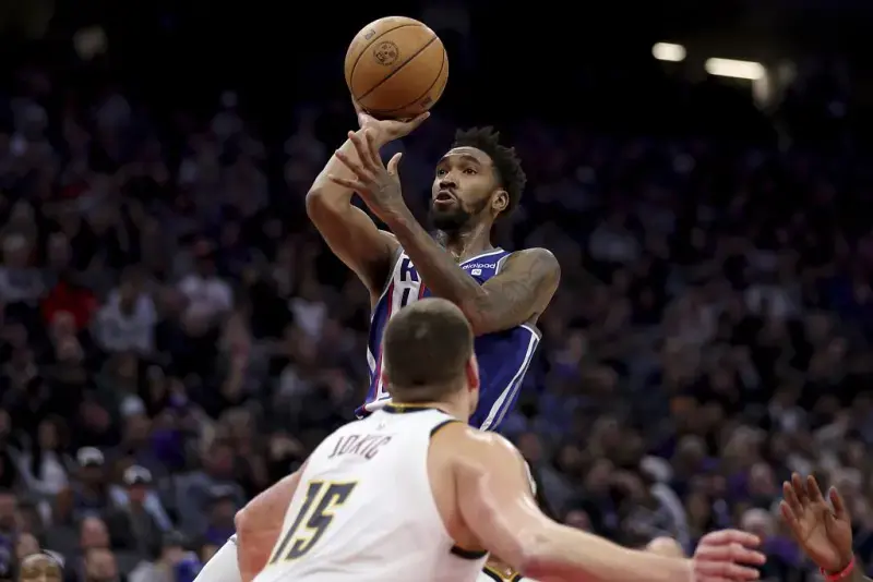 掘金横扫江苏队,福克斯高光表现 掘金横扫江苏队,福克斯高光表现