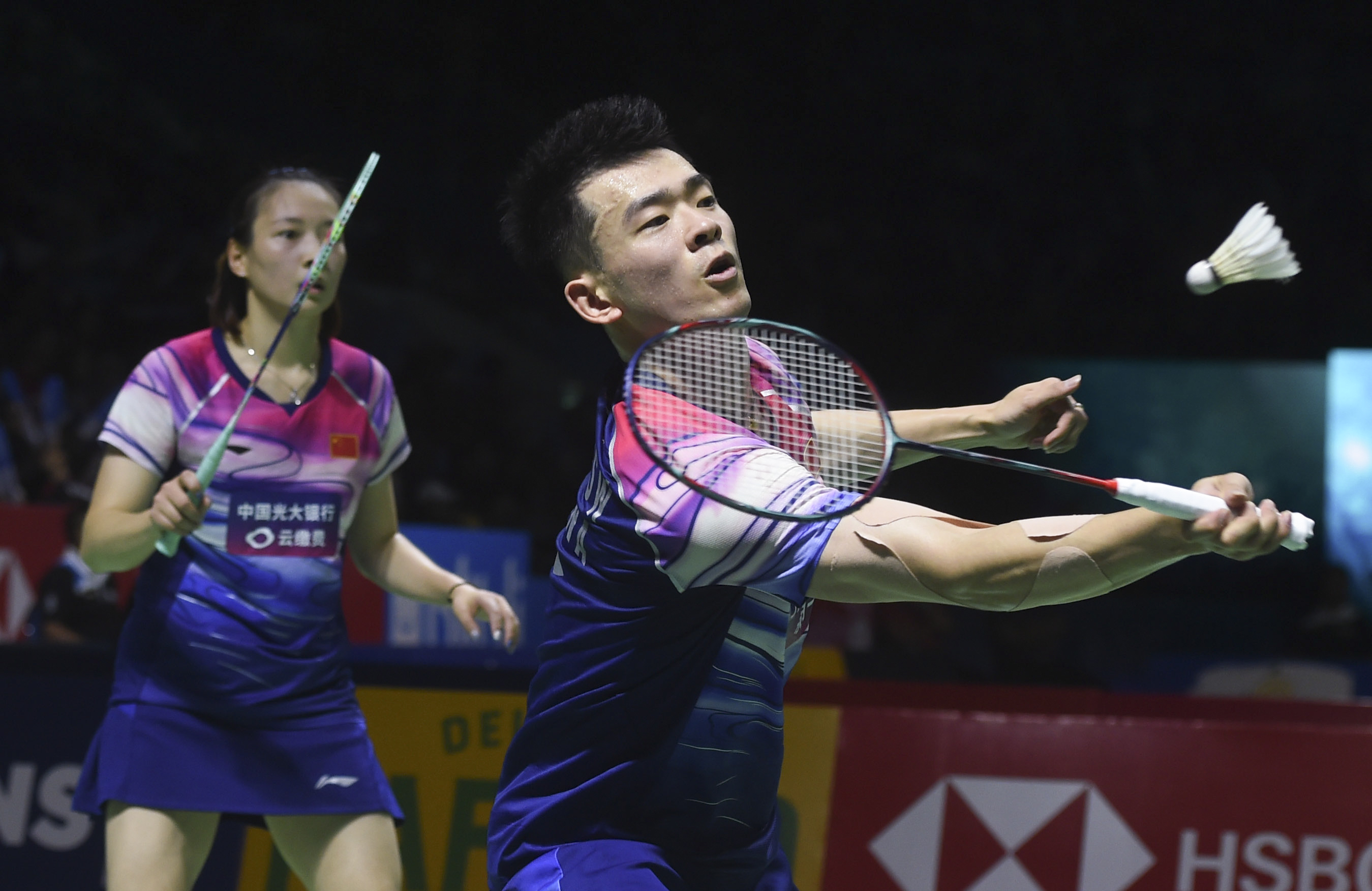 印尼羽毛球队碾压英格兰羽毛球队,林丹三分雨点燃全场 印尼羽毛球队碾压英格兰羽毛球队,林丹三分雨点燃全场