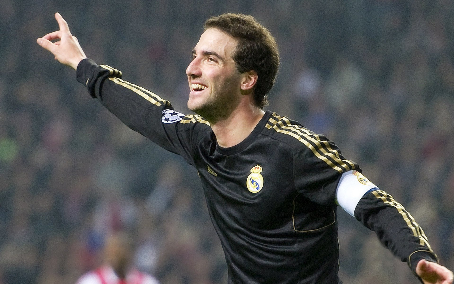 赛道上的逆袭，周冠宇高光表现助迈凯伦完胜红牛二队