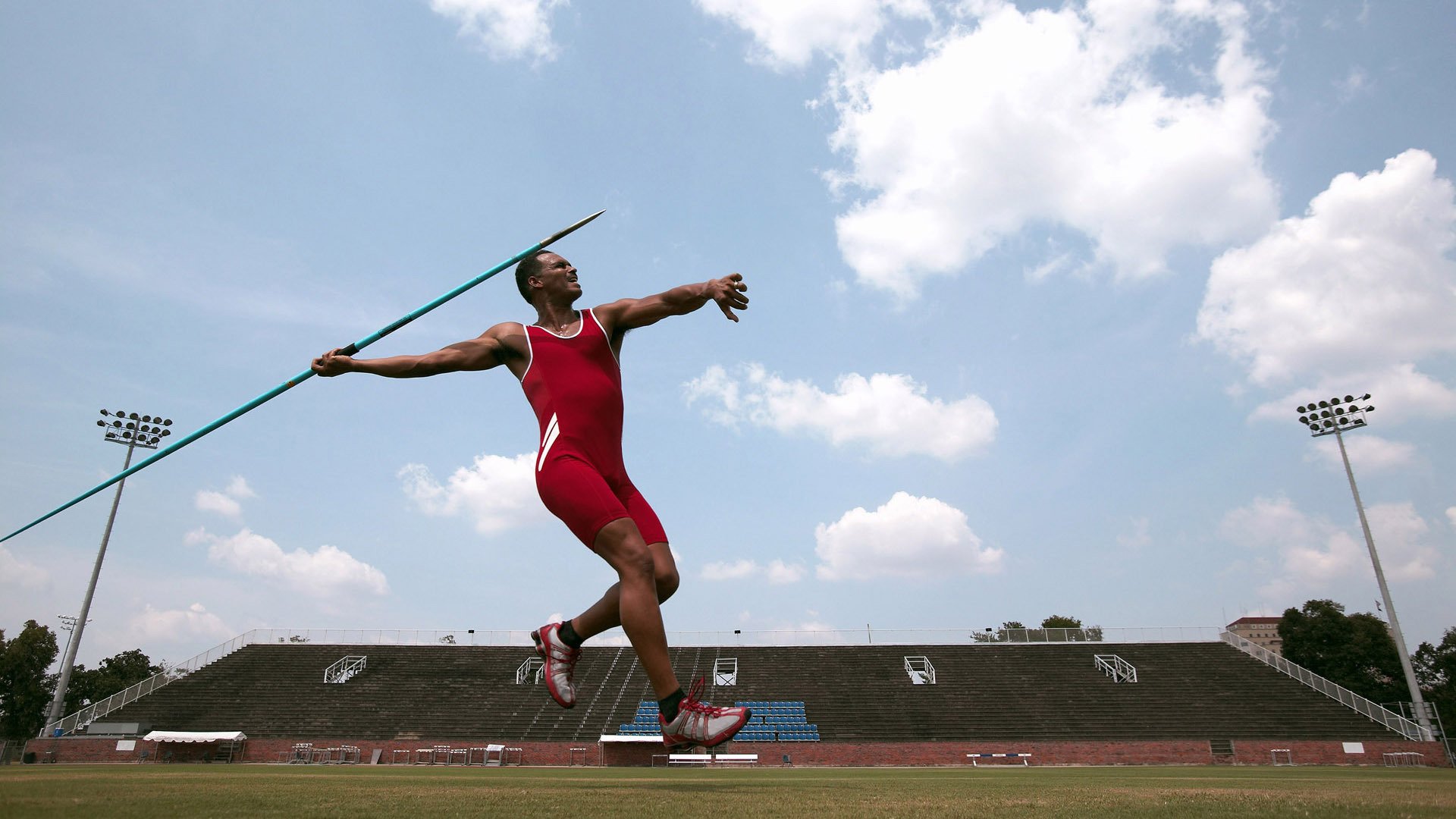 赛道上的逆袭，周冠宇高光表现助迈凯伦完胜红牛二队