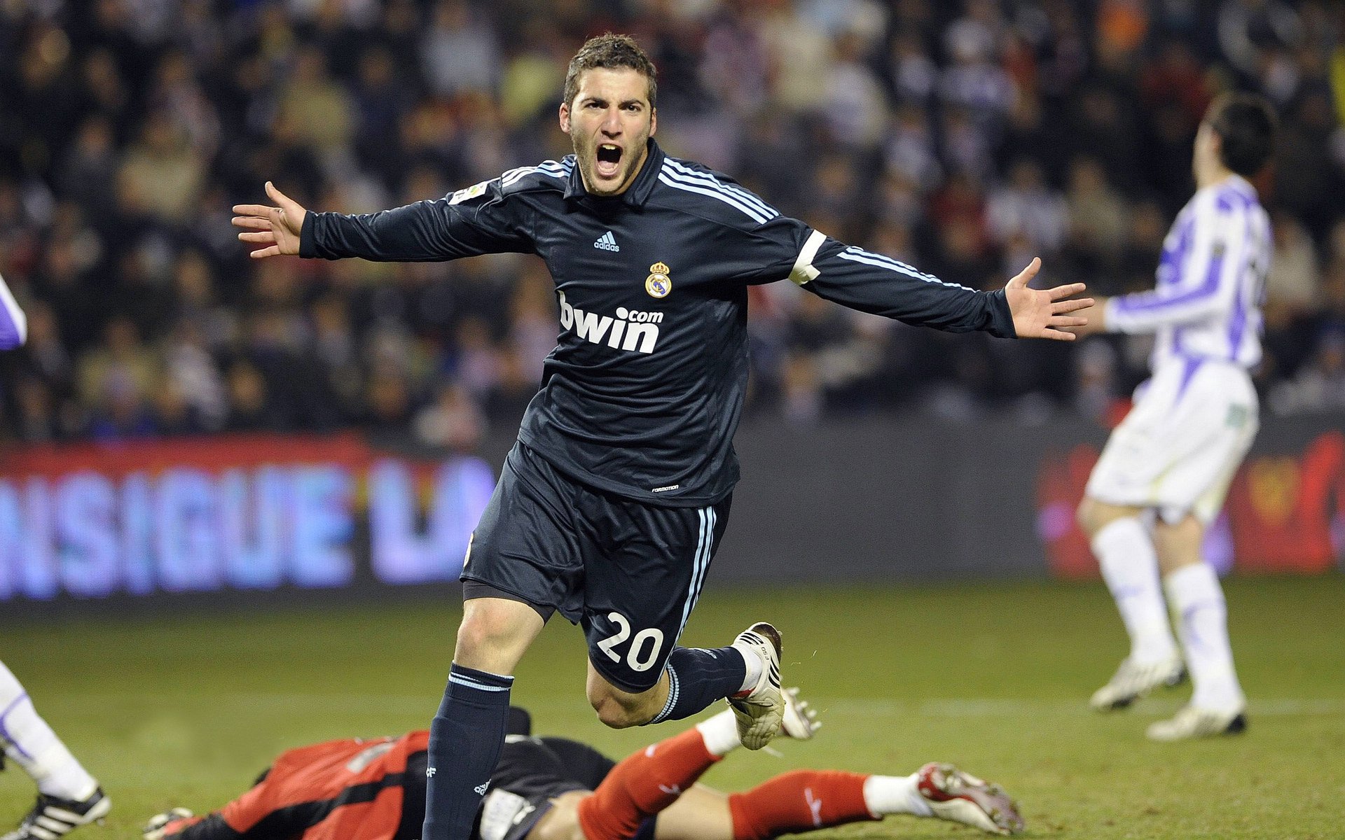 逆转的史诗,英格兰队绝境重生,奥恰洛夫一球定乾坤