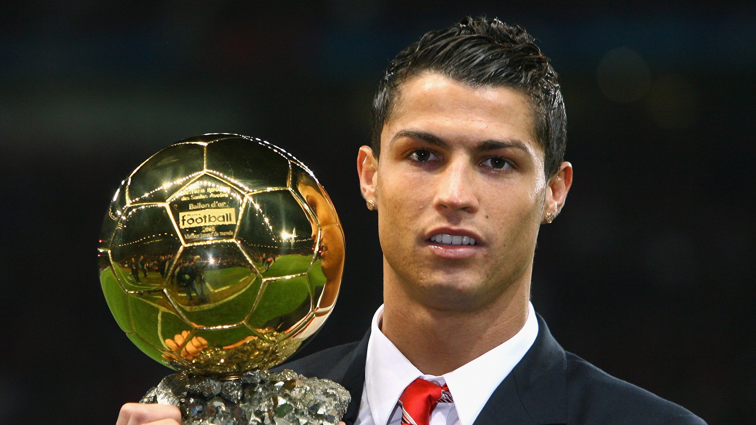 维也纳森林的叹息与桑巴的泪，库尔图瓦那一脚，如何踢碎了两个世界的旧梦